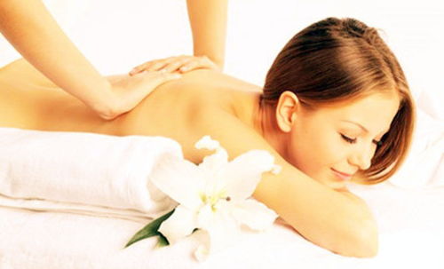 睡前互按涌泉穴，夫妻養生情更深